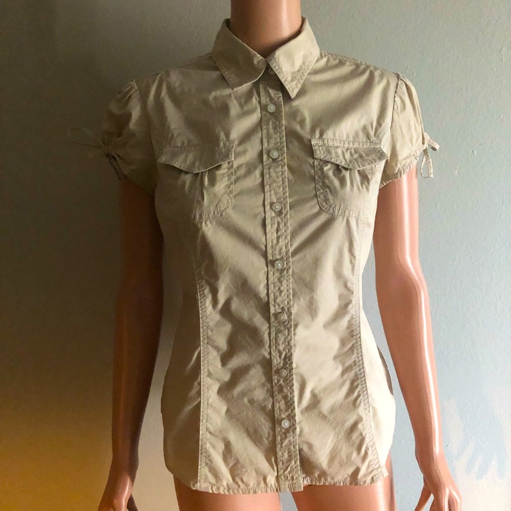 Tommy Hilfiger khaki button up 👡